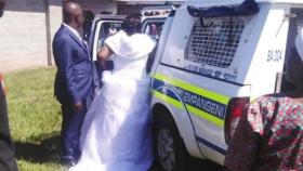 웨딩카가 된 경찰차?…결혼식 도중 체포된 신랑·신부