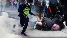 [영상] 장갑차, 물대포, 그리고 최루탄…홍콩보안법 반대 시위 현장