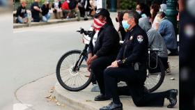 [영상] 미국 시위 속 무릎 꿇은 경찰관들…
