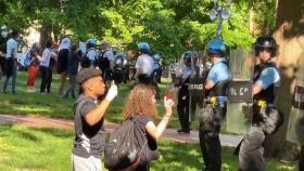 [영상] 흑인 소년 지키는 백인 소녀…뭉클한 시위 현장