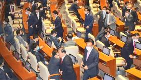 국회 열자마자 파행…통합당 퇴장 속 의장 선출