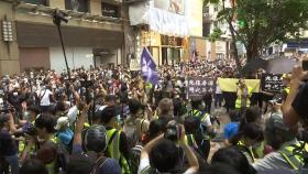 '홍콩 독립' 깃발 들었다 체포…밤새 370여 명 끌려갔다