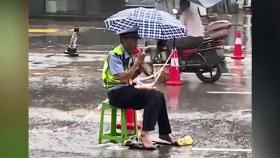 한 손에 우산, 한 손엔 '밥'…폭우 속 끼니 때우는 경찰
