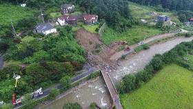 폭우에 무너진 진입로 축대…주민·여행객 80여 명 고립
