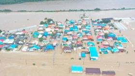 한탄강 둑 무너져 마을 침수…고립된 주민 보트로 구조