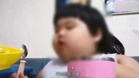 [뉴스딱] 3살 딸에게 햄버거 · 치킨 먹방…35kg까지 찌운 中 부모