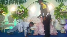 결혼식 중 대뜸 들어온 경찰, 신랑 팔굽혀펴기 시킨 이유