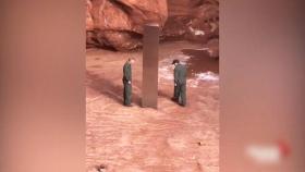 [뉴스딱] 사막 한가운데서 '번쩍'…의문의 금속 삼각기둥