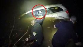 [영상] 졸다 강물로 추락한 운전자…도끼로 창문 깨부순 경찰