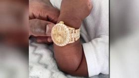 메이웨더, 생후 5주 손주에 '11억 다이아몬드 시계'