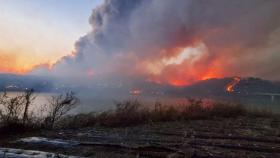 강풍 타고 민가까지 위협한 산불…경보 단계 '심각'