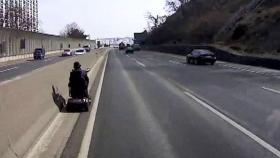 [영상] '차 쌩쌩' 고속도로에 등장한 전동 휠체어의 사연