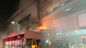 청주 공장 보일러실 폭발로 불…3명 화상, 병원 치료