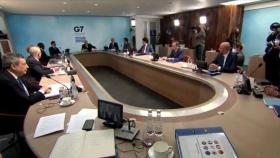 문 대통령, G7 회의장서 스가 일본 총리와 조우