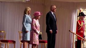 [뉴스딱] 英 여왕 만난 바이든…'외교 결례' 논란 불거진 이유