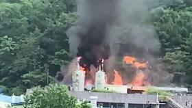 [영상] 폐공장 철거 중 폭발…거센 불길에 현장 아수라장