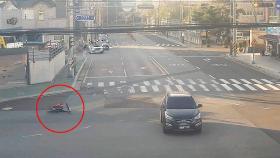 [뉴스딱] 혼자 '꽈당' 넘어진 자전거…치료비 배상한 SUV 차량