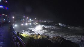 태풍 '찬투' 제주 최근접…거센 비바람에 피해 속출