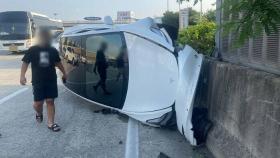 [현장영상] '가로본능' 차량과 부딪쳐 뒤집힌 테슬라…사고 책임 100대0 가능할까?