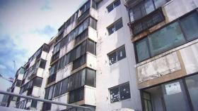 낡은 아파트 한 동 철거…지워지는 '흔적 남기기'