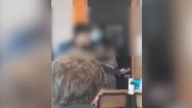 [영상] 프랑스 '교권 추락'…선생님 밀어 넘어뜨린 학생