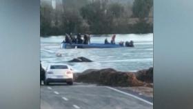 [월드리포트] 침수 도로 달리다 강에 '풍덩'…경찰은 막았다