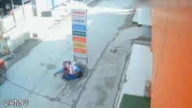 [뉴스딱] 아기 안고 걷던 인도 여성, 뚜껑 열린 맨홀로 '추락'