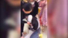 [뉴스딱] 옷 훔쳐 무릎 꿇고 빈 10대 소녀…상황 뒤집게 한 영상