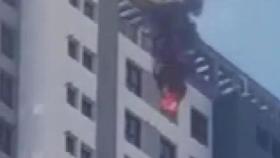 49층 아파트 불에 소방대 