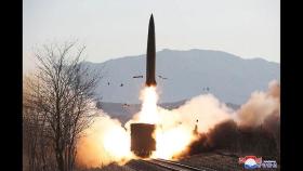 북한, 열차서 미사일 발사…