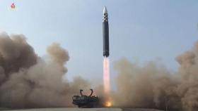 북한, 동쪽으로 탄도미사일 3발 발사…ICBM 가능성