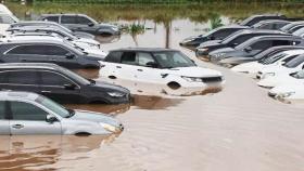 주차장 · 주택가 · 공장 침수…빗길 교통사고도 잇따랐다