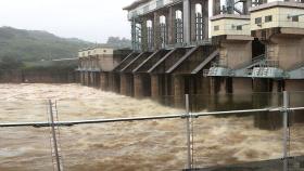 북한 폭우에 임진강 군남댐 수위 '아슬'…내일도 강한 비