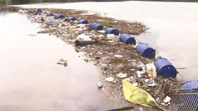 폭우에 떠내려온 산더미 쓰레기, 어민들 생계까지 위협