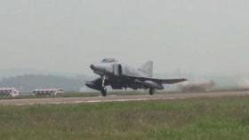공군 F-4E 전투기 서해상 추락…조종사 무사 탈출