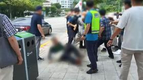 승복 차림 남성들, '1인 시위자' 폭행하고 오물 투척