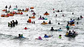 가족들과 바다로, 수영장으로…폭염 속 막바지 피서