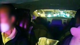 [영상] 갑자기 쓰러진 손님에 택시 기사·경찰 '합동 후송 작전'…꽉 막힌 출근길 '모세의 기적'