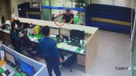 [영상] 흉기 들고 파출소 난입한 40대…경찰 테이저건으로 제압