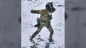우크라 병사, 눈밭에서 신나게 '피카츄 춤'…반응 엇갈려