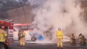 [현장영상] 서초IC 인근서 광역버스 화재…12명 대피