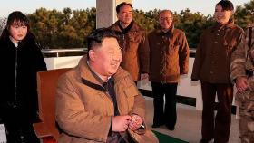북한, ICBM '화성-17형' 발사…김정은, 딸 주애와 참관