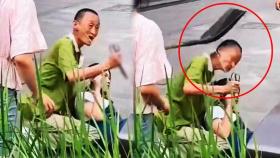 [영상] 대낮에 가위 들고 인질극 벌인 50대 남성…상상도 못한 중국 시민들 대처에 '멍~'