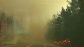 [영상] 불길 속 갑자기 '헉'…대형 산불 뚫고 대피하는 캐나다 시민들