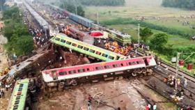 뒤틀린 열차, 피 물든 선로…인도 참사로 사상자 1200명