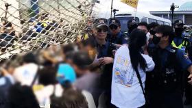 [영상] 체포동의안 가결 직후 국회로 몰려간 이재명 지지자들…폐쇄된 출구 열고 경찰과 충돌