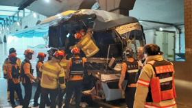 지하차도에서 25톤 트럭 들이받은 급행버스…28명 부상