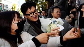 한동훈의 달라진 답변…방문지엔 플래카드에 구호