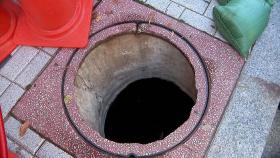 그대로 빨려 들어갔다…싼값에 전국 곳곳 이런 맨홀들