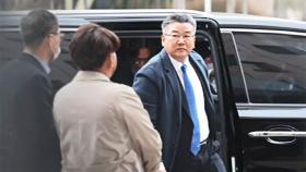 '다섯 번 불응' 끝 출석한 유병호…
